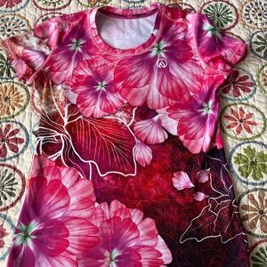 🌺🌸INKnBURN Women’s Camellia short sleeved tech Size Small!
